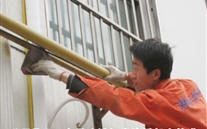 汶上公司自己动手，保质保量，完成城区除锈防腐工程