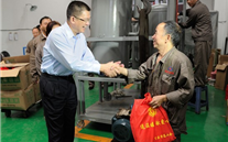 重庆市人大常委会副主任、市总工会主席郑洪一行在“双节”来临之际到我集团慰问一线员工