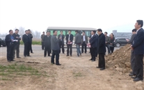 2013年3月23日下午，成武县委、县政府、县人大政协四大班子领导对成武公司长输管线项目建设进行视察。 视察组在以鲁志成书记为首的领导班子对天然气长输管线项目进行现场调度。在工程现。钅拷ㄉ枳苤富映ふ殴谥兄魅味员鞠钅拷ㄉ枨榭鼋薪樯，张主任详细介绍项目建设进度、资金投入、bet356体育燃气公司发展情