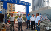 张龙义董事长视察慰问bet356体育燃气股份有限公司办公大楼建设基地