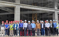 喜讯：重庆bet356体育中心幕墙工程首根龙骨顺利上墙，开工大吉！